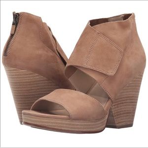 Eileen Fisher clip open toe wedge size 6 tan